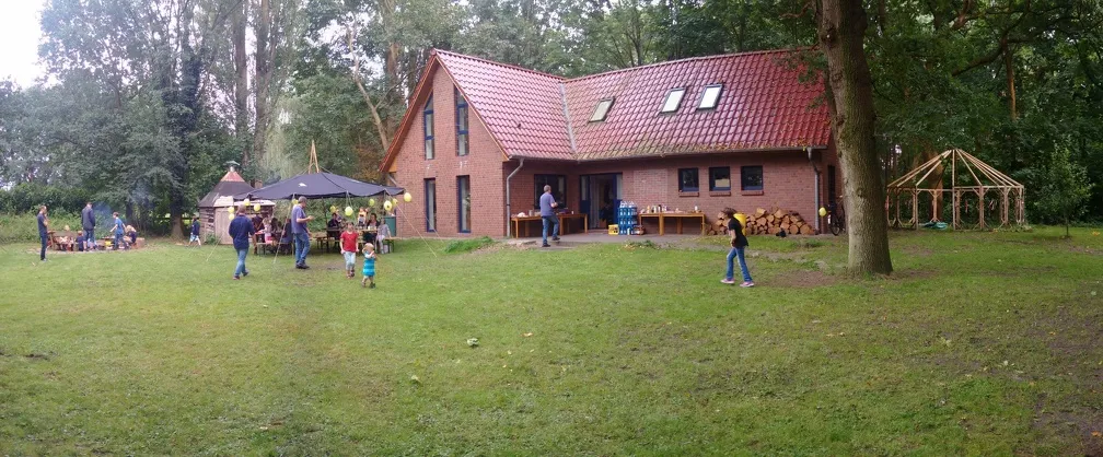 Das Haus am Fluss aus Sicht der Zeltwiese